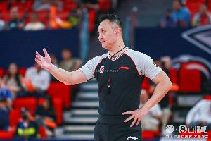 媒体人：CBA季后赛首轮很少有明显错漏判罚 次轮继续使用国内裁判
